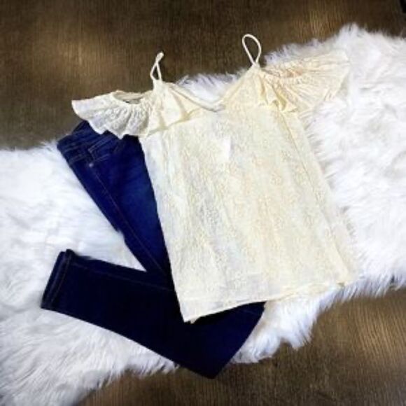 ✨NWT! Ro & De Embroidered Cold Shoulder Top✨ - Picture 2 of 4